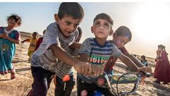 أطفال شردتهم الحرب يلعبون في شمال العراق