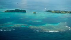 جزر سليمان مهددة بسبب ارتفاع مستوى مياه البحر الذي هو اعلى بثلاث مرات فيها عن المعدل العالمي وبسبب م