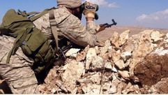 أحد مقاتلي حزب الله بالقرب من الحدود اللبنانية مع سوريا - أ ف ب