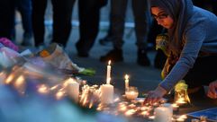 مسلمة تشارك في فعاليات تضامنية بعد هجوم مانشستر- أ ف ب