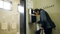 جهاز توزيع ورق الحمام في مراحيض عامة في بكين في 21 اذار/مارس 2017