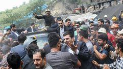 عمال المنجم خلال تهجمهم على روحاني وكالة إسنا الإيرانية