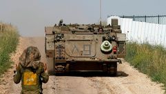 جندي إسرائيلي يوجه مدرعة في مرتفعات الجولان - جيتي