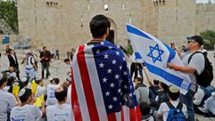 إسرائيلي يرفع العلم الأمريكي قبالة باب العمود في القدس- جيتي