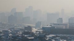 الضباب الدخاني يلف مباني في العاصمة المنغولية اولان باتور في 21 كانون الثاني/يناير 2018