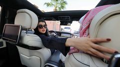 سعودية تتعلم قيادة السيارة بعد السماء للنساء بالقيادة- جيتي