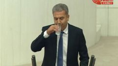 نائب في الشعب الجمهوري يشرب الماء أمام البرلمان التركي في رمضان- صحيفة صباح