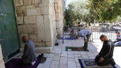 مقدسيون يصلون على أبواب الأقصى في الجمعة الثانية من رمضان- الأناضول