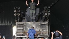 أحد عناصر الجيش الليبي التابع لحكومة الوفاق على عربة بانتسير مدمرة بغارة جوية- الأناضول