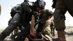 عناصر من الاحتلال خلال اعتقال عنيف لناشط فلسطيني- جيتي