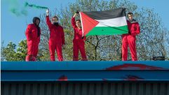 محتجون فوق سطع مصنع إلبيت الإسرائيلي للطائرات المسيرة ليستر بريطانيا- Palestine action