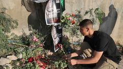 فلسطينيون يضعون الزهور في موقع استشهاد أبو عاقلة- جيتي