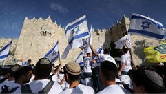 مستوطون يرفعون أعلام الاحتلال أمام باب العمود في القدس المحتلة- جيتي