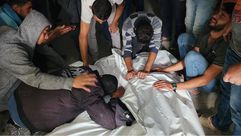 فلسطينيون يبكون شهداءهم الذين سقطوا في مجزرة خيام النازحين برفح- الأناضول