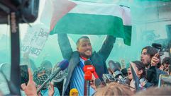 النائب الفرنسي عن حزب فرنسا الأبية اليساري، سيباستيان ديلوجو يرفع علم فلسطين - إكس