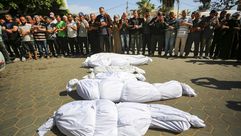 فلسطينيون يشيعون شهداء مجزرة ارتكبها الاحتلال في النصيرات- الأناضول