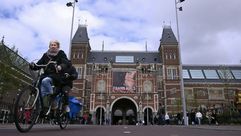 راكبو دراجات قرب متحف رايكميوزيم في أمستردام في الرابع من نيسان/ابريل 2024