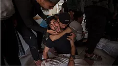 دموع على الشهداء في غزة- الأناضول