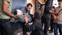 أم تودع طفلها الشهيد في غزة- الأناضول