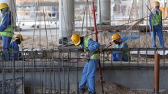 عمال في احدى الورش في الدوحة