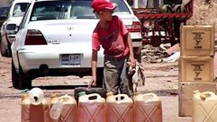 طفل يبيع البنزين في شوارع العراق - أرشيفية
