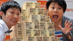 فكاهيا يابانيان في صورة مع اموال جائزة لوتو في طوكيو انطلقت في 14 ايار/مايو 2014