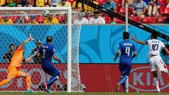 إيطاليا تسجل هدفا في مرمى سويسرا في مونديال البرازيل