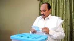 ولد عبد العزيز يدلي بصوته في مركز اقتراع في نواكشوط - أ ف ب