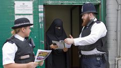 شرطيان بريطانيان يبلغان سيدة امام مسجد في هارلسندن شمال غرب لندن في 20 حزيران/يونيو 2014 بحظر القات