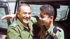 عناق بين ضابط اسرائيلي وآخر من السلطة الفلسطينية - أرشيفية