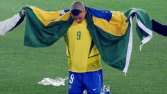 رونالدو يلف نفسه بالعلم الوطني ويحتفل بصمت في مونديال اليابان بعد الفوز على المانيا في 30 حزيران/يون