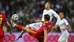 الجزائري حسن يبدة (يمين) في صراع على الكرة مع الروماني رزفان رات في 4 حزيران/يونيو 2014