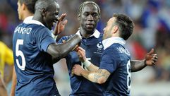 لاعبو المنتخب الفرنسي يحتفلون بالتسجيل في مرمى جامايكا في 8 حزيران/يونيو 2014