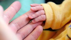 مولود جديد بيبي يد طفل حديث الولادة ـ أ ف ب