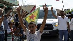 الأكراد يقيمون احتفالا ويرفعون شارات النصر بعد سقوط مقاتل أمريكي keith broomfield قاتل لجانبهم أ ف ب