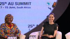 انجيلينا جولي ورئيسة مفوضية الاتحاد الافريقي نكوسازانا دلاميني زوما خلال حلقة نقاش في جوهانسبرغ في 1