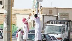 شبان سعوديون يغطون نظام مراقبة السرعات (ساهر) بقطع قماشية -تويتر