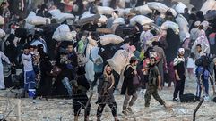 سكان تل أبيض السورية يلجأون إلى تركيا بعد معارك تنظيم الدولة مع الأكراد بالبلدة - 000_Par8197362