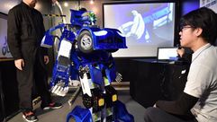 مهندسان يابانيان يعملان على صنع الروبوت جي-دايت رايد
