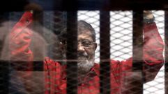 مرسي يظهر بزي الإعدام الأحمر - الأناضول