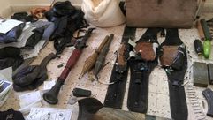جانب من الأسلحة والأحزمة الناسفة التي عثر عليها في منزل أحد الموالين لتنظيم الدولة - فيس بوك
