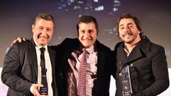 الاشقاء روكا (من اليمين) جوردي وجوزيف وخوان بعد تلقيهم جائزة "افضل مطعم في العالم" في لندن في 1 حزير