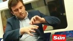 مواطن بريطاني يتعاطى الكوكايين في قطار بلندن