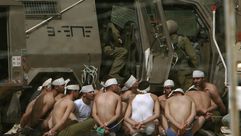الجيش الاسرائيلي يحتجز فلسطينيين أسرى - أ ف ب