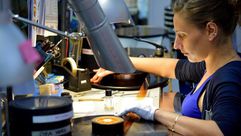 عاملة في مختبر "ليماجينه ريتروفاتا" في بولونيا لترميم الافلام
