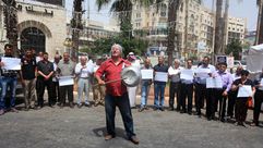 فلسطينيون يقرعون "الطناجر" احتجاجا على غلاء الأسعار  -