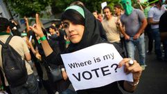 محتجة على تزوير الانتخابات في إيران عام 2099