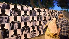 جدراية في القاهرة تحمل صور ضحايا الطائرة المصرية- أ ف ب