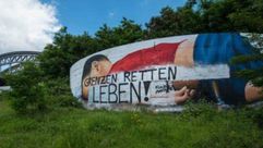 تخريب جدارية للطفل السوري أيلان بشعارات عنصرية - ألمانيا