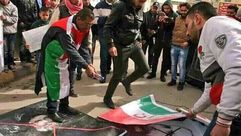 نشطاء أردنيون في المفرق (شرقا) يحرقون علم إيران احتجاجا على اقتحام سفارة السعودية- أرشيفية